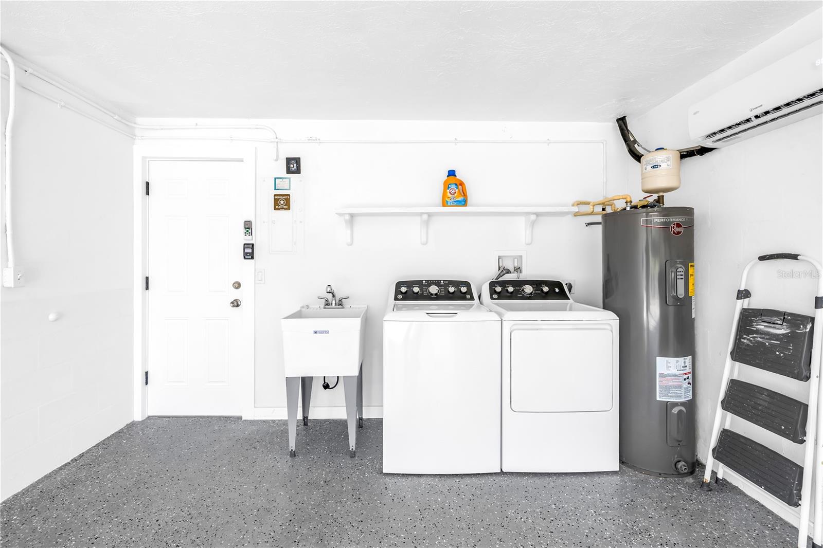 WHISPERING SANDS SEC 5 - Residential Lease