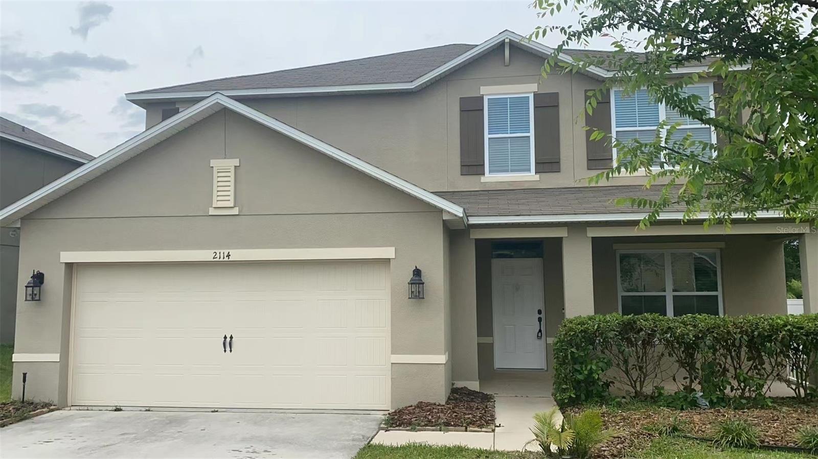 This five-bedroom two and a half bath home is located in a quiet community with a completely fenced backyard. Master bedroom downstairs. Family Room/Loft upstairs. Brand new floor and fresh painting.