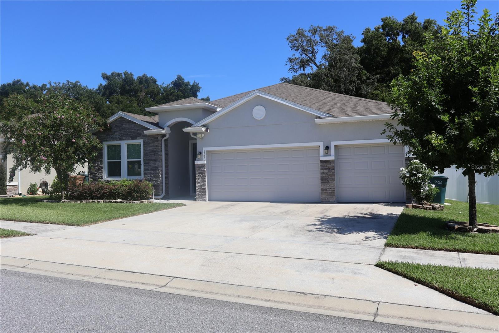 Spacious 4BR/3BA Home with 3-Car Garage in Meadows at Heath Brook – Gated Community!
Welcome to this beautifully maintained 4-bedroom, 3-bath home located in the desirable Meadows at Heath Brook gated community. This home features an open floor plan with a large kitchen offering granite countertops, abundant cabinetry, and a central island—perfect for entertaining.
The primary suite includes a spacious bedroom, en suite bathroom with a walk-in shower, soaking tub, dual vanities, and a large walk-in closet.
Additional features:
3-car garage with ample storage
Screened lanai overlooking a fully fenced backyard
Access to community pool
Prime location just minutes from I-75, Hwy 200, shopping, restaurants, and medical facilities
This home combines comfort, space, and convenience—schedule your showing today!