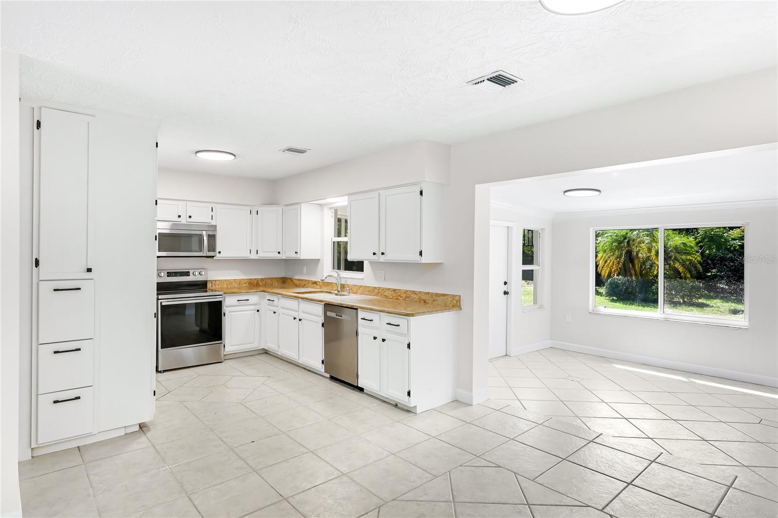 208 57TH STREET W