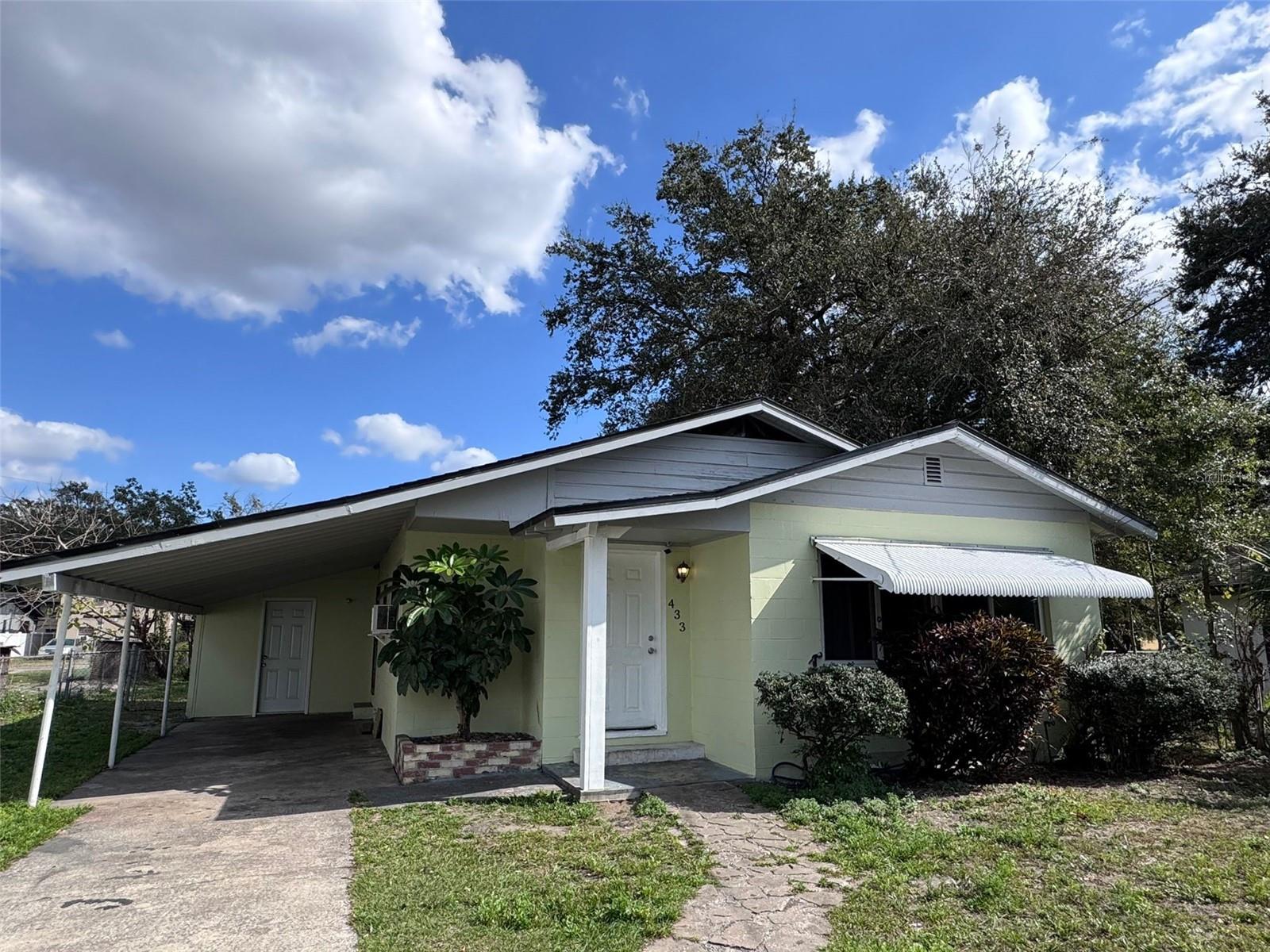 Charming house conveniently located a few minutes from Downtown Orlando, Camping World Stadium, Kia Center, Dr Phillips Center and more. House faces Lee Ave and backyard faces Glenn Alley so you can potentially build more! The house has been recently painted and it's ready for their new owners! Schedule your tour today!