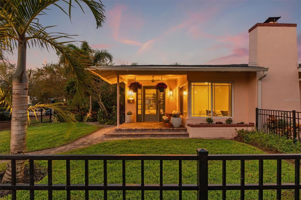 Photo of 101 27th Avenue N, St Petersburg, FL 33704 (MLS # TB8465301)