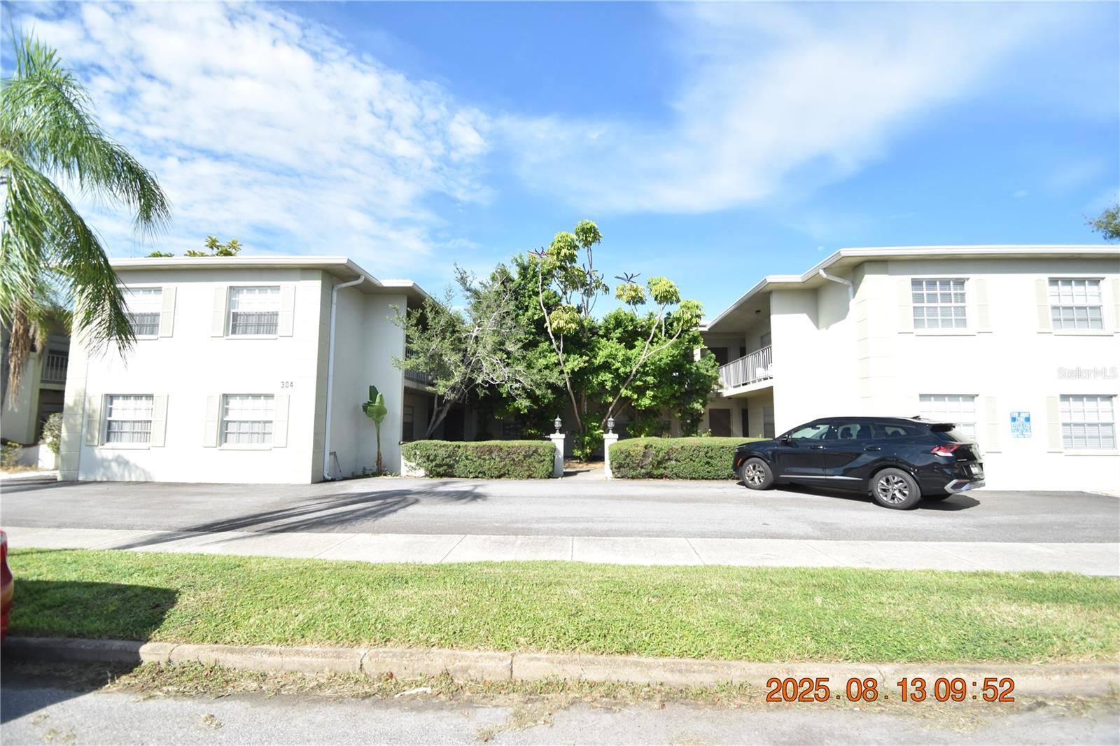 1 Bedroom 1 Bathroom Davis Islands apartment with approx. 550 sq ft of living space.
LOCATION, LOCATION, LOCATION! Is there a downtown location more special than Davis Islands? We don’t think so!
2nd floor unit means no one living above you.
$50 monthly water/sewer charge required, added to base rent.
Beautiful wood laminate floors throughout are sure to accentuate your décor.
Tons of windows and nature light is sure to brighten your day.
Spacious living/dining area combo is an entertainer's dream.
Cozy kitchen has plenty of cabinet space to store all your kitchen essentials.
Kitchen appliances include range & refrigerator.
Window blinds throughout let in just the right amount of light.
Ceiling fans will be sending you a cool breeze.
Central heat & air for to keep you comfy year-round.
Convenient to Downtown Tampa, Tampa General Hospital, Tampa International Airport and all of the dining and entertainment South Tampa has to offer. Hillsborough community college, USF Health Cosmetic and Laser Center, and Tampa Bay Urology Institute just minutes away!
Laundry facilities are not available on-site; however, two laundry services are conveniently located on the island. Pioneer Cleaners offers a wash and fold service where you can drop off your laundry and pick it up later. Alternatively, you can opt for the white glove service provided by Express Mobile Laundry, which allows you to arrange pick up and drop off via text message. Owner Mike mentions that many clients prefer leaving and retrieving their laundry right from their front porch. Pay by the pound. Feel free to ask us for contact details.
DONT FORGET TO CHECK OUT THE FULL WALKTHROUGH VIDEO AT OUR WEBSITE!!