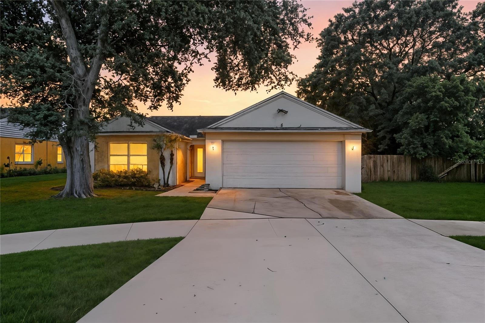 A MUST SEE! THIS BEAUTIFULLY RENOVATED, CLEAN, MOVE-IN READY 3 BEDROOM, 2 FULL BATHROOM, 2 CAR GARAGE W/GARAGE DOOR OPENER HAS AN OPEN HOUSE SPLIT FLOOR PLAN. A MUST SEE TO APPRECIATE. LOCATED ON A CRESCENT CUL-DE-SAC AND IS THE PERFECT PLACE TO CALL HOME! NEW FLOORING, NEW CARPET IN ALL THE BEDROOMS, NEW PAINT THROUGH OUT. THE KITCHEN HAS AN AREA FOR A SMALL EAT-IN BREAKFAST TABLE. THERE IS A FORMAL DINING ROOM OFF THE KITCHEN. THE LIVING ROOM/FAMILY ROOM HAS ACCESS TO THE BACK YARD THROUGH SLIDDING GLASS DOORS. THERE IS A BEAUTIFULY COVERED CANOPY AREA IN THE BACK YARD WITH NIGHT LIGHTING FOR GRILLING OUT AND WATCHING YOUR FAVORITE BALL GAMES ON TV. ADDITIONAL PARKING ON SIDE EITHER SIDE OF THE HOUSE FOR A TRAILER, RV OR BOAT. FENCED IN BACK YARD WITH A STORGE SHED ON LARGE CEMENT SLAB. GREAT NEIGHBORHOOD! NO FLOOD ZONE!