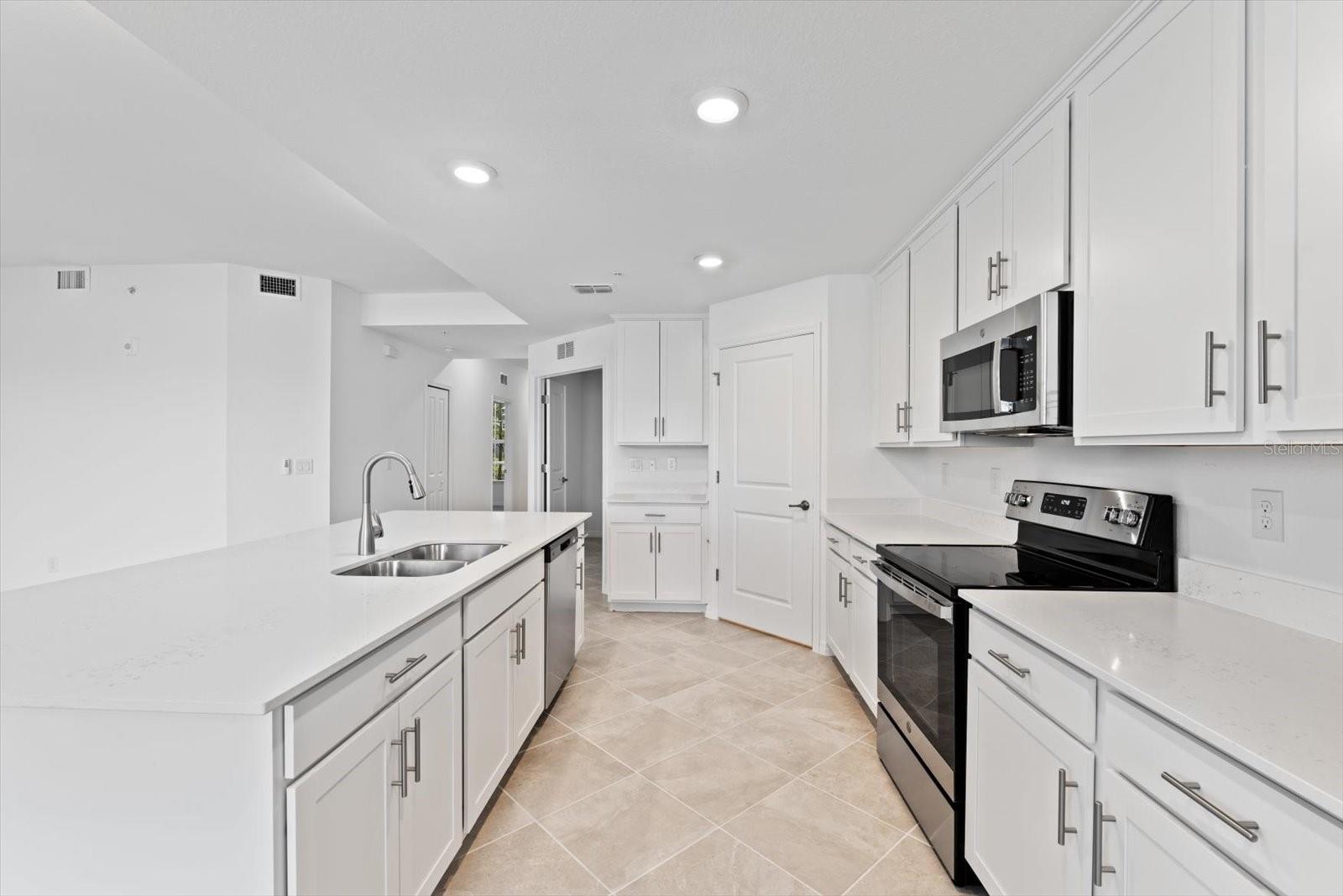 WELLEN PARK GOLF AND COUNTRY CLUB - Residential Lease