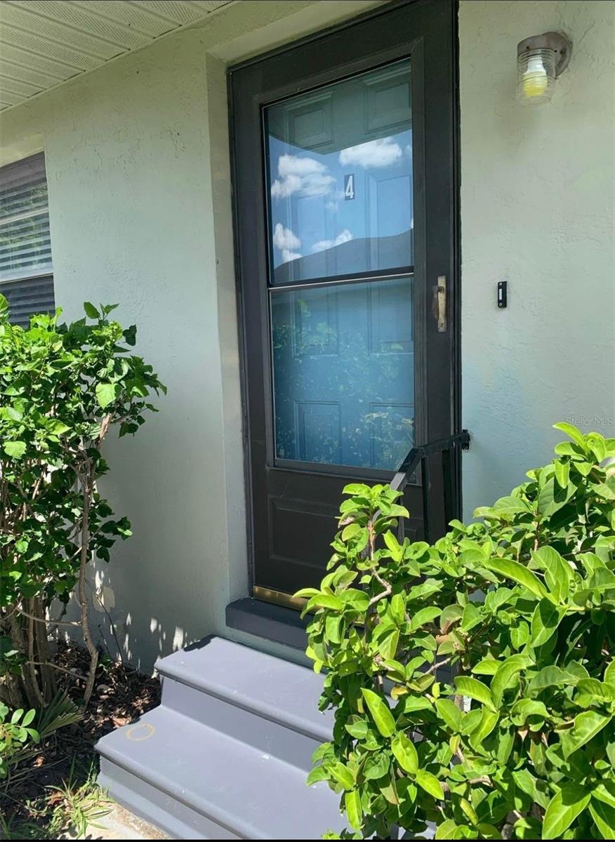 Apollo Beach Condo. 1/1 Totally Remodeled. New Flooring, Kitchen, Appliances, Community Dock, Bay to Gulf, Waling distance to Circles.