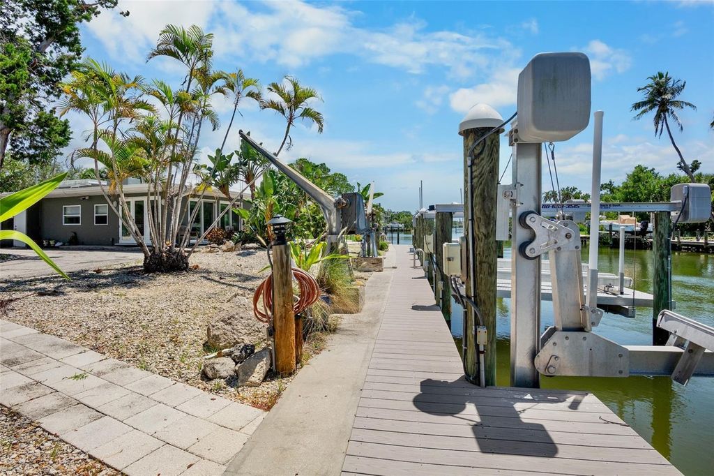Photo of 428 Siesta Drive, Sarasota, FL 34242 (MLS # A4661294)