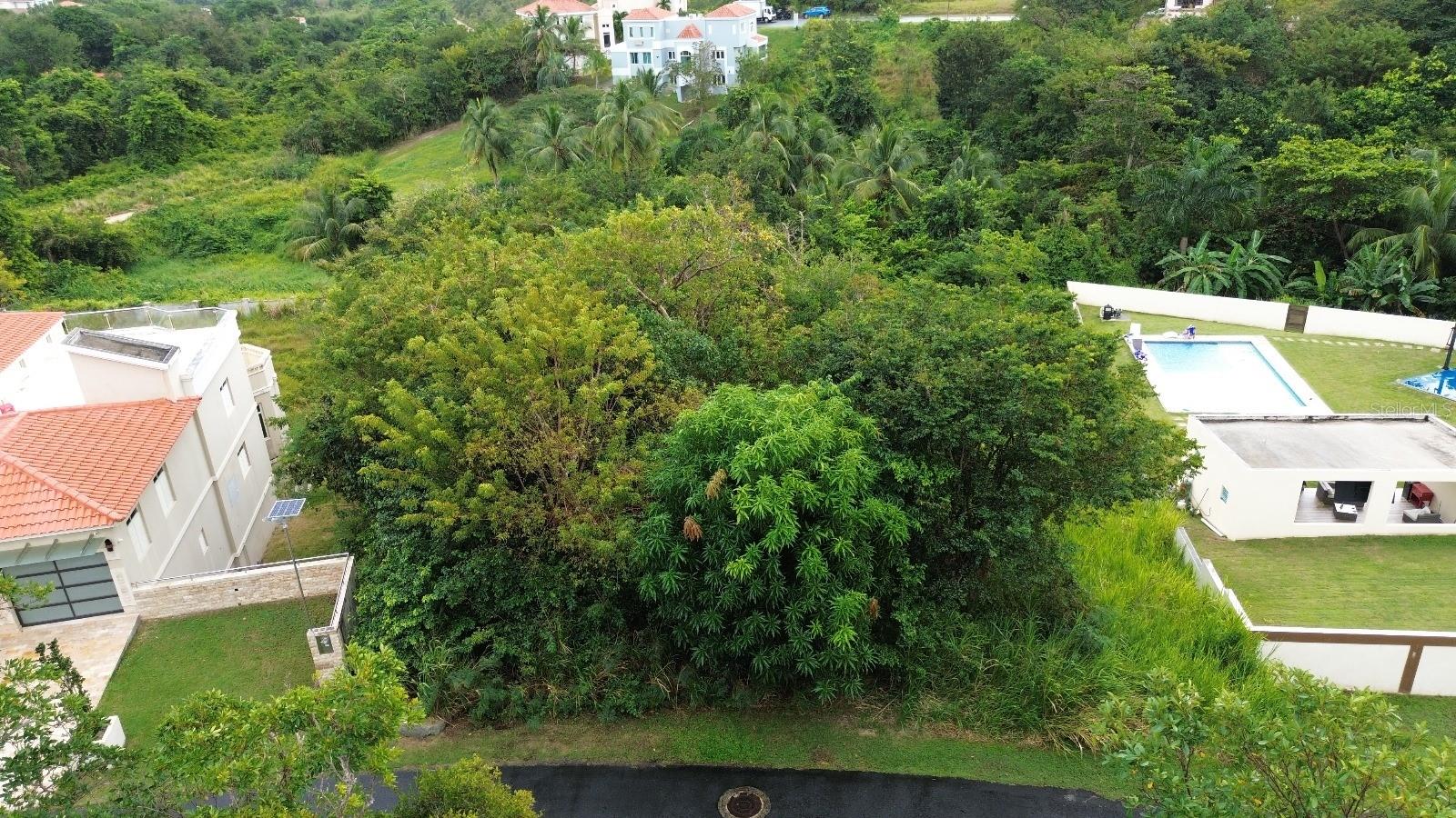 Land in Palmas Del Mar Community. This community has golf courses, private marinas, restaurants, walking trails and many sports facilities, like tennis courts. The community has a hotel and stores. The land is available for construction with standards established by the community.