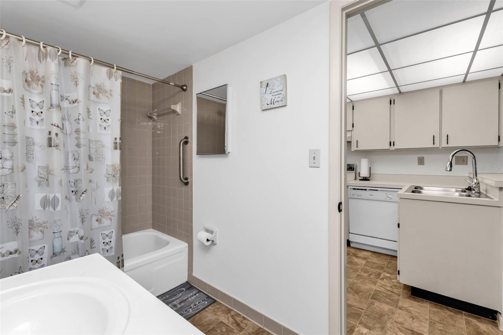 PROMENADES EAST - Residential