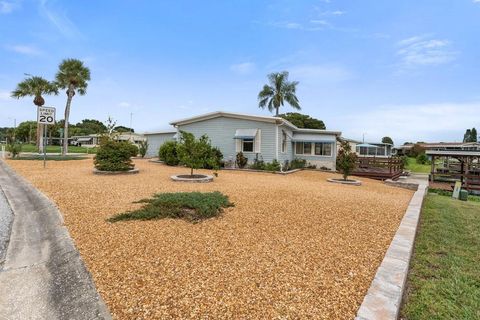 A home in TAVARES