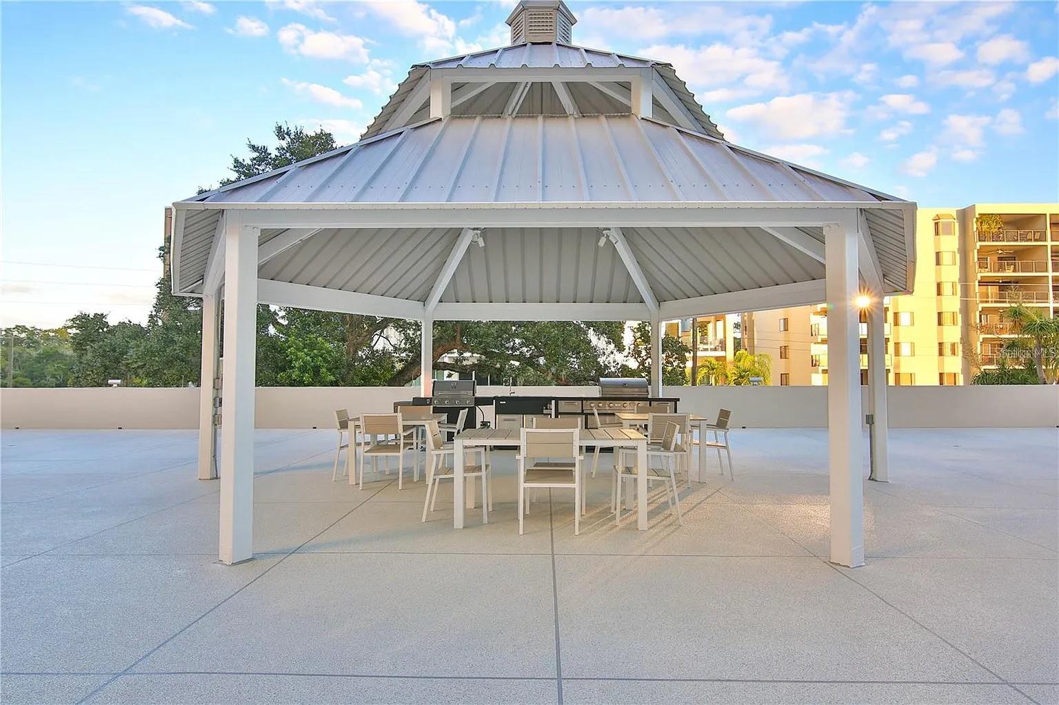 ESSEX HOUSE - Residential