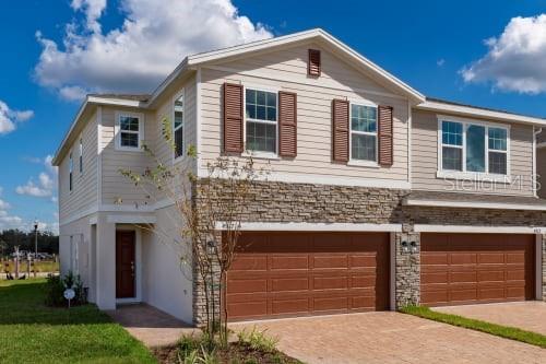WE WORK WITH ALL APPROVED HOUSING VOUCHER PROGRAMS. HOUSING CHOICE ACCEPTED. GET $500 OFF YOUR FIRTS MONT'S RENT WHEN YOU SIGN THE CONTRACT BEFORE SEPTEMBER 30th.
This spacious corner townhouse in Kissimmee offers 3 bedrooms, 2.5 bathrooms, including a convenient Jack & Jill design. Open floor plan with ceramic tile on the first floor, large bedrooms upstairs, and a 2-car garage. Direct owner management provides flexibility and convenience throughout the rental process.