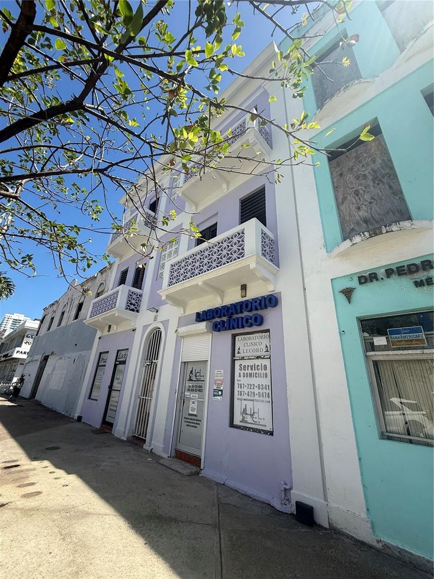 LIVE IN THE HEART OF SAN JUAN – PUERTA DE TIERRA 
Just steps away from Old San Juan, Condado, and the Puerto Rico Convention Center, this apartment puts you right where everything happens.
Located on the second floor, Apartment #6 offers a comfortable and functional space perfect for your lifestyle:
1 bedroom
Cozy living room
Functional kitchen
1 bathroom

The apartment is unfurnished, giving you the freedom to design and personalize it to your taste. It also features independent water and electricity, allowing you full control over your monthly expenses.

The location is unbeatable: quick access to beaches, historic sites, restaurants, nightlife, and major roads throughout the city.

Perfect for professionals or couples seeking comfort, convenience, and a prime location in San Juan.