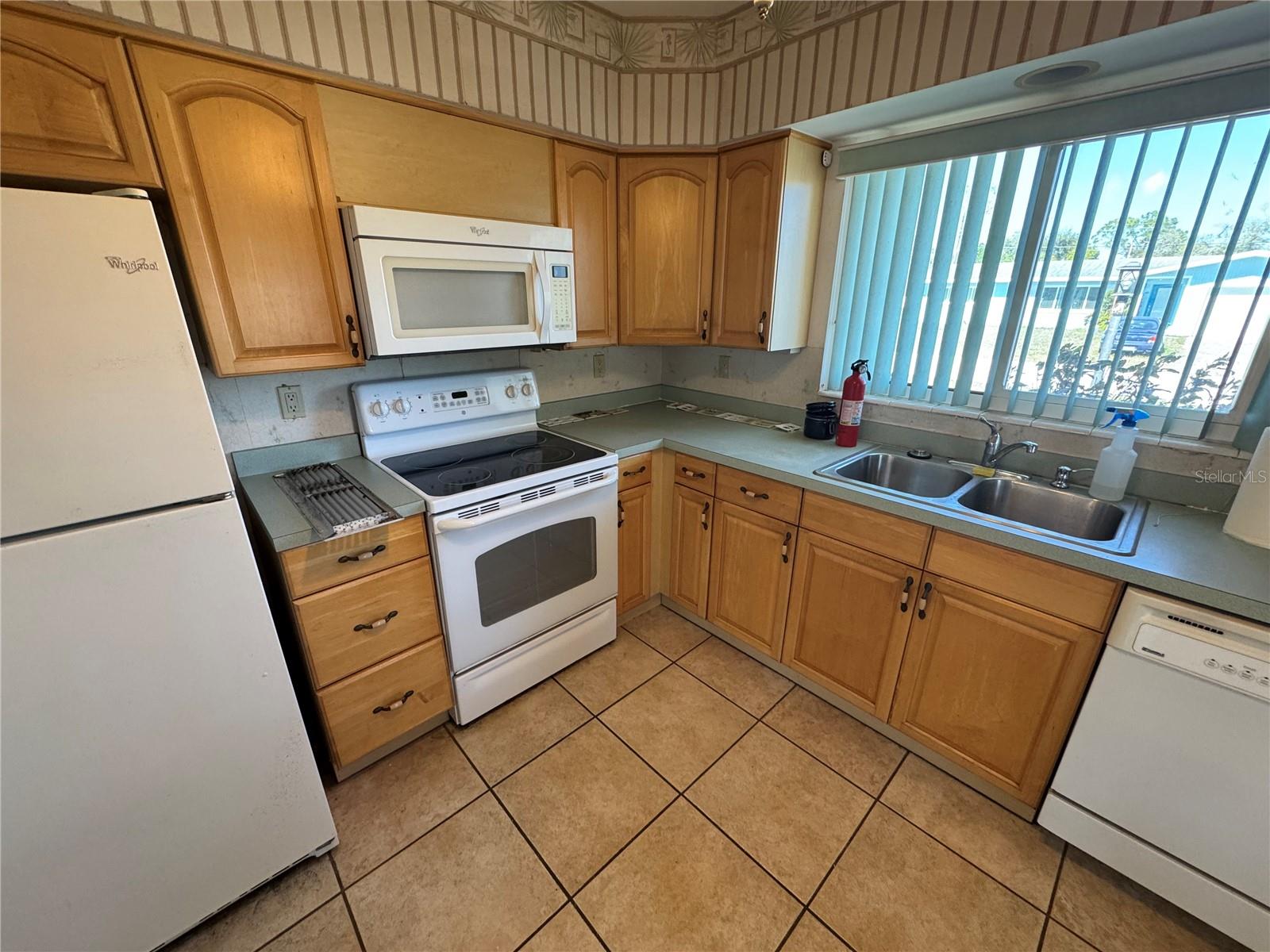 VENICE GARDENS - Residential Lease