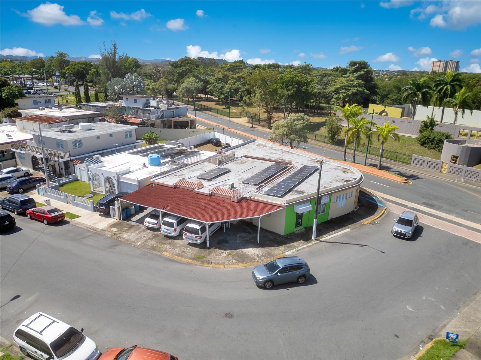 Income-generating multifamily property priced at appraisal value. Located on Roberto Clemente Avenue, a strategic area with high rental demand. It features five residential units and a commercial space, providing a solid cash flow. Includes parking for six vehicles and a solar panel system. A great investment opportunity with immediate profitability.