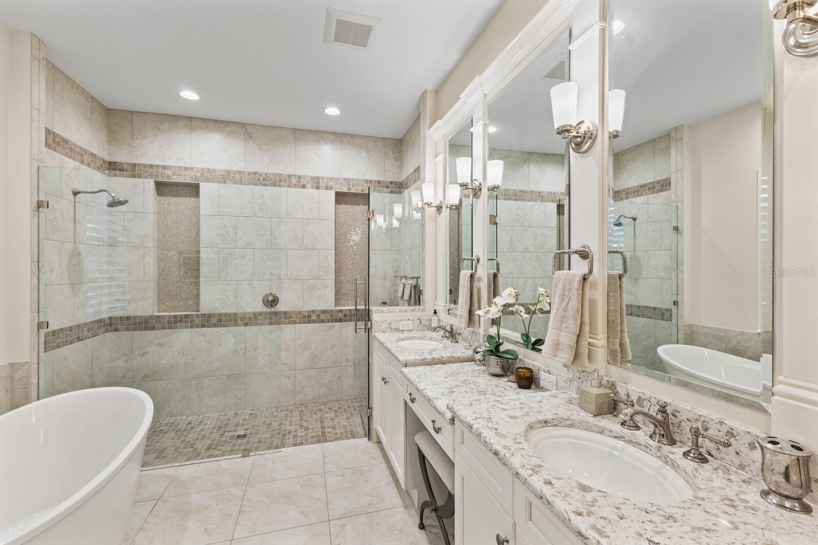 FOUNDERS CLUB - Residential