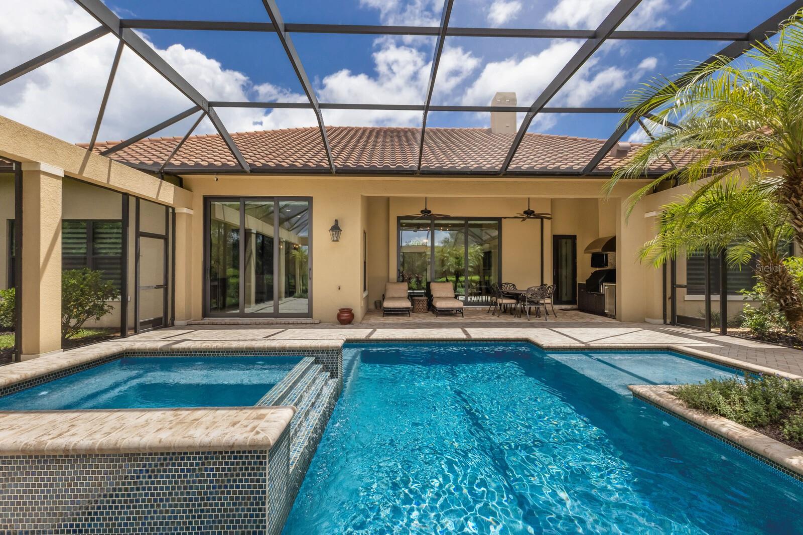 FOUNDERS CLUB - Residential