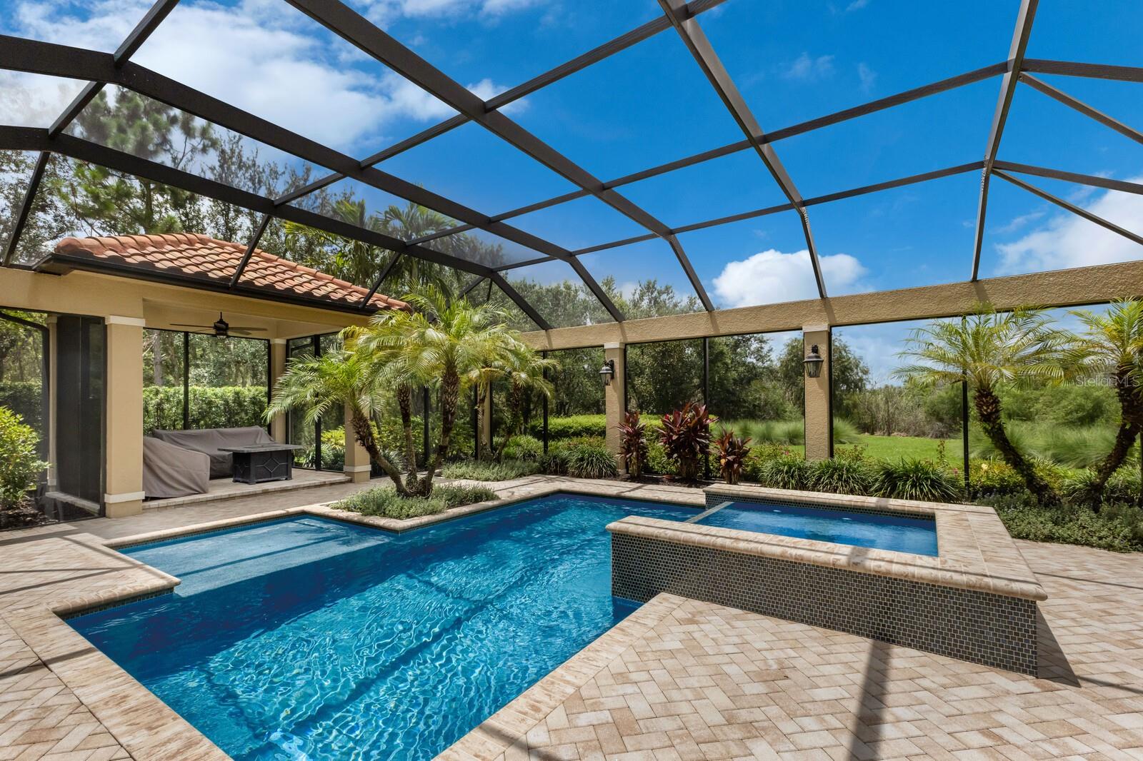 FOUNDERS CLUB - Residential