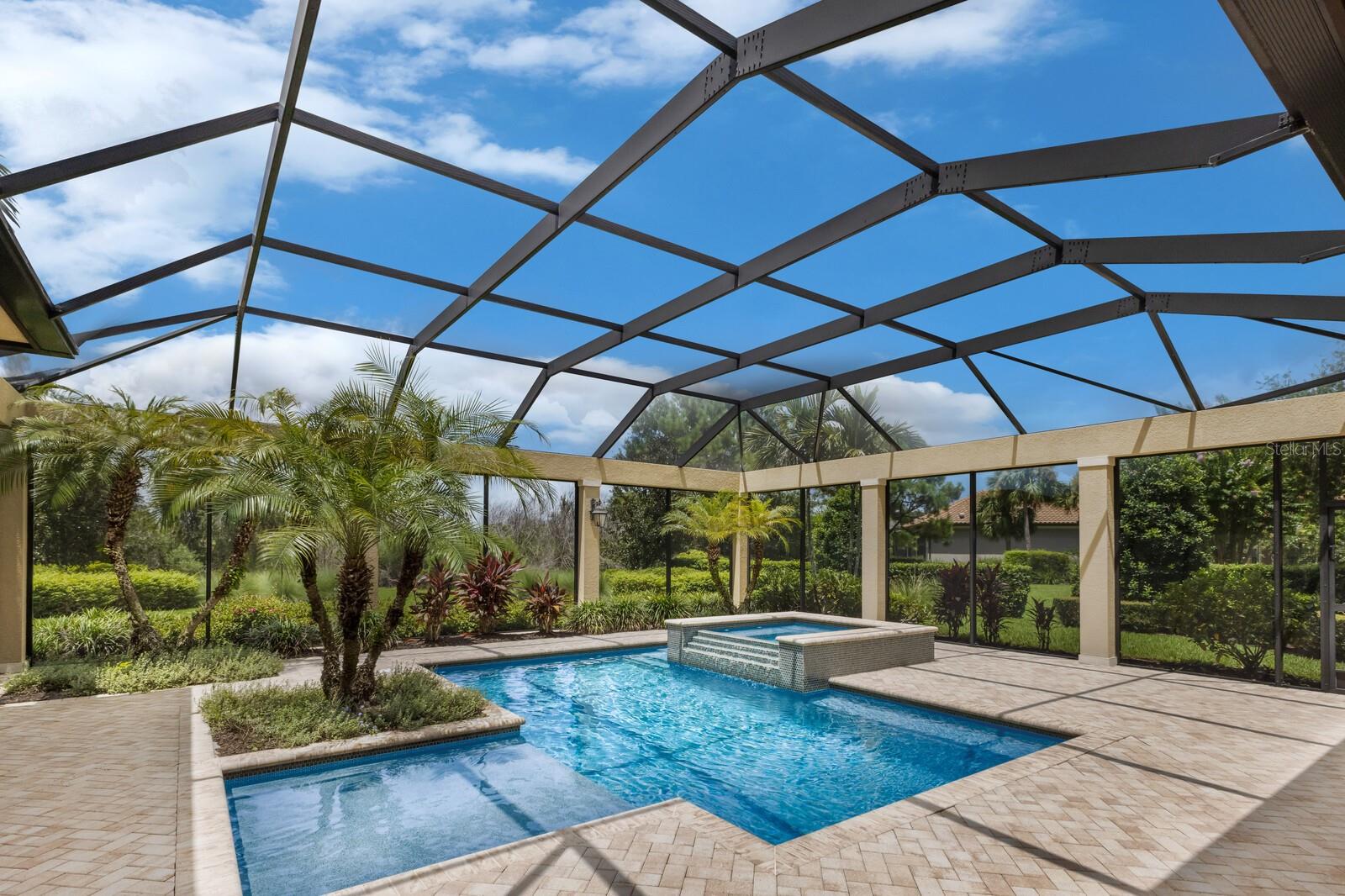 FOUNDERS CLUB - Residential