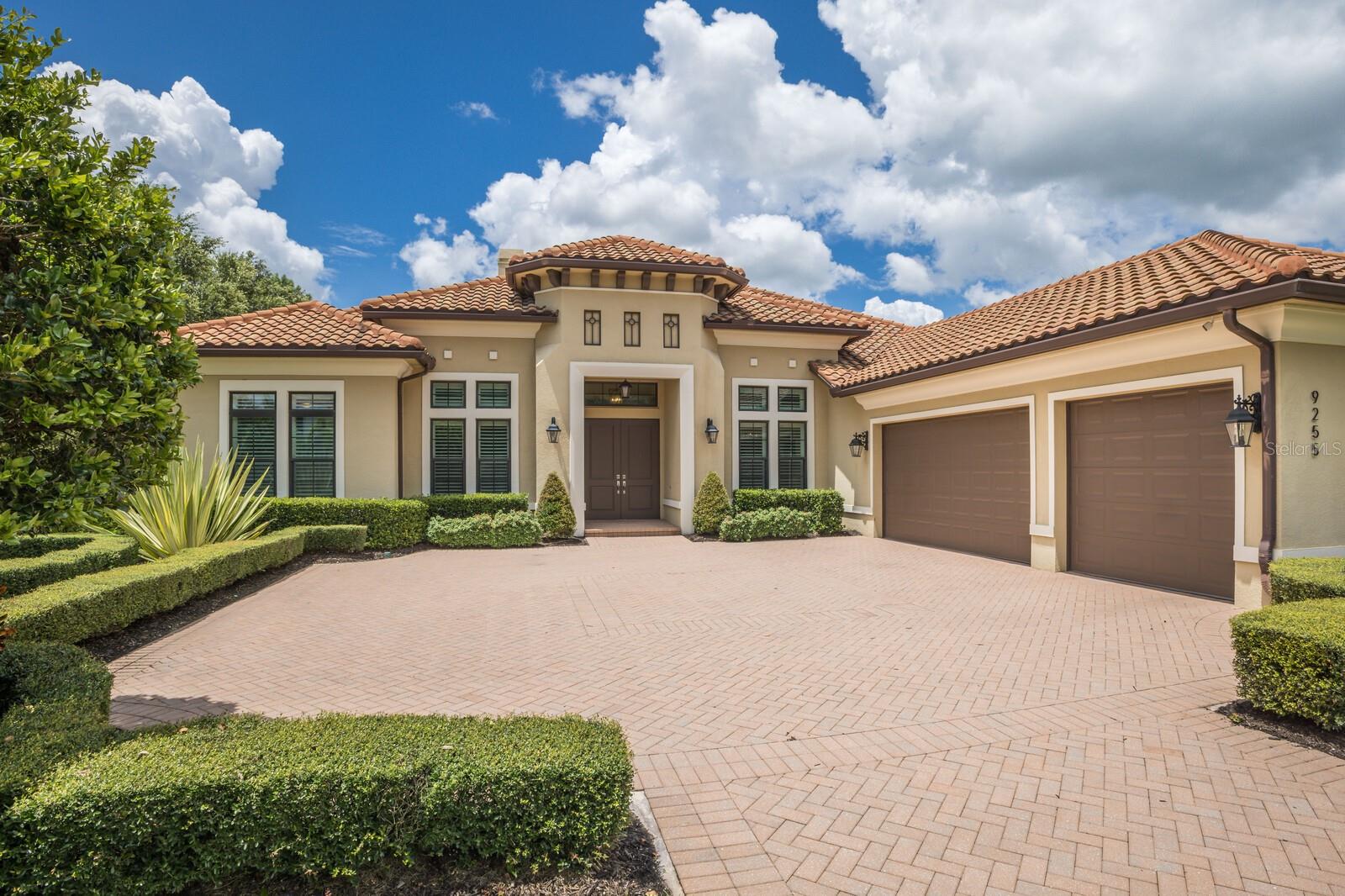 FOUNDERS CLUB - Residential