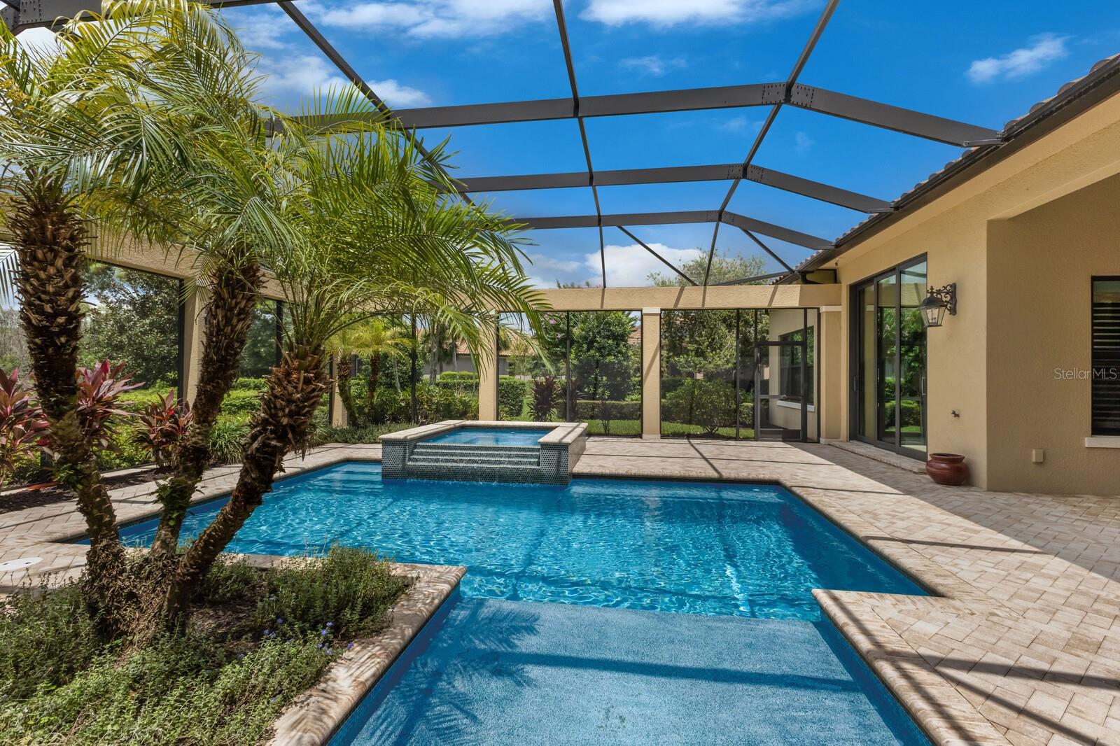 FOUNDERS CLUB - Residential