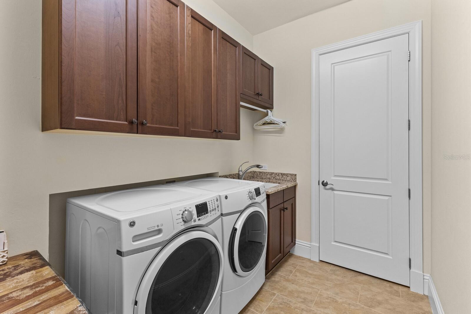 FOUNDERS CLUB - Residential