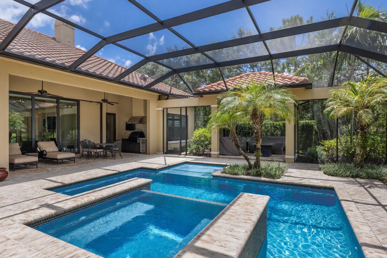 FOUNDERS CLUB - Residential