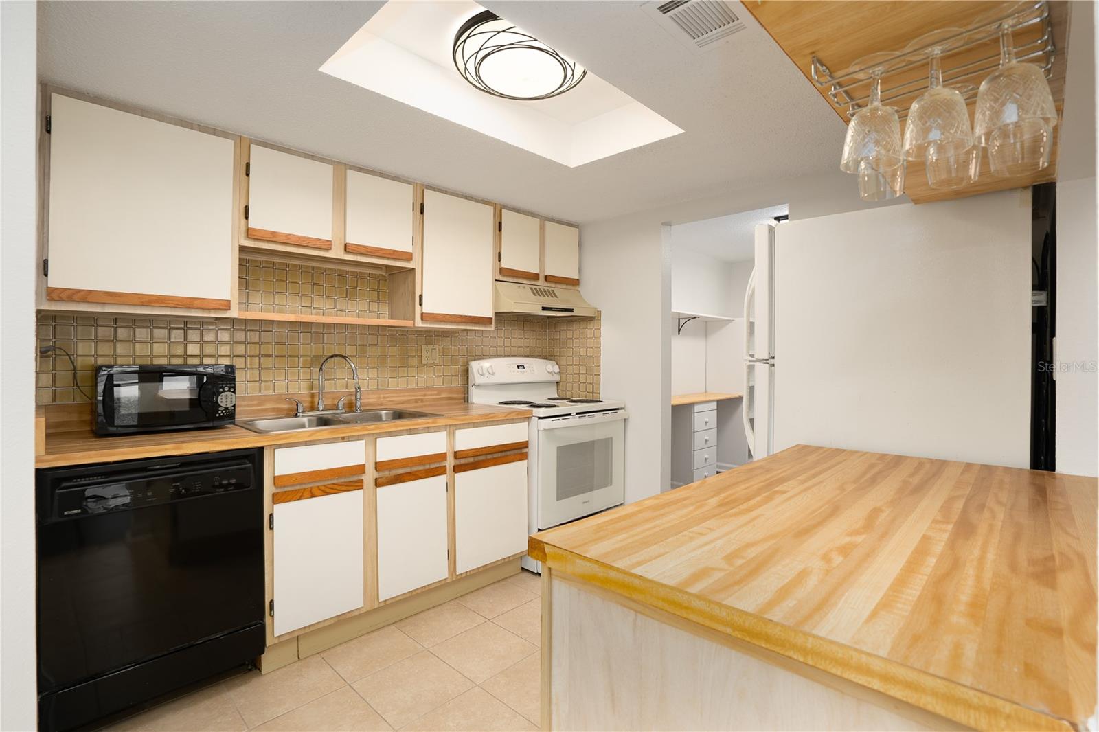 ORANGEWOOD PH 03 BLDG 03 - Residential Lease