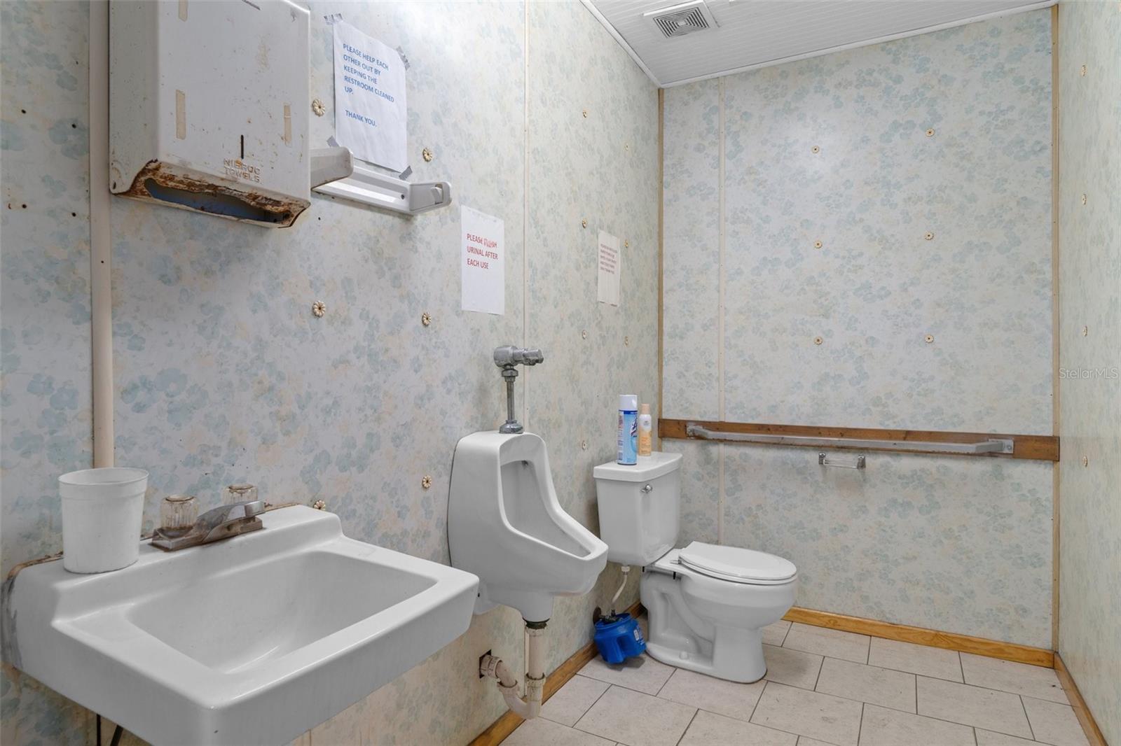 Main image without alt text