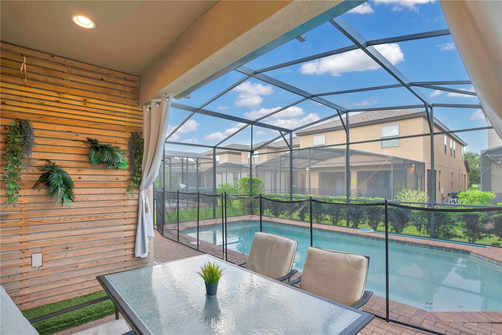 WINDSOR AT WESTSIDE - Residential