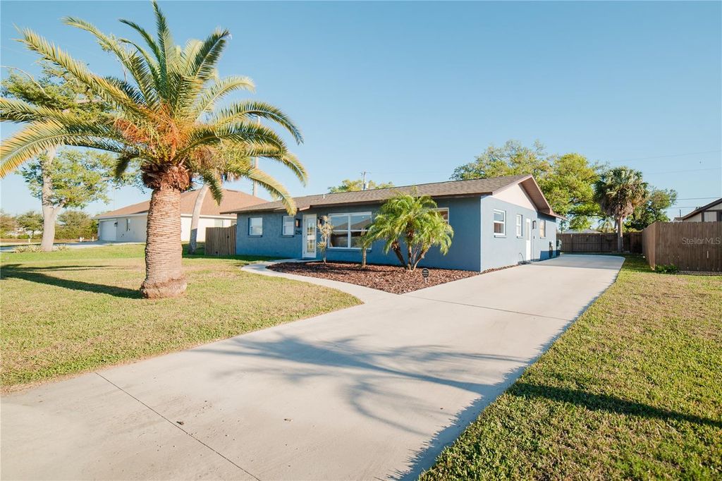 Photo of 35 Stanford Road, Venice, FL 34293 (MLS # D6146639)