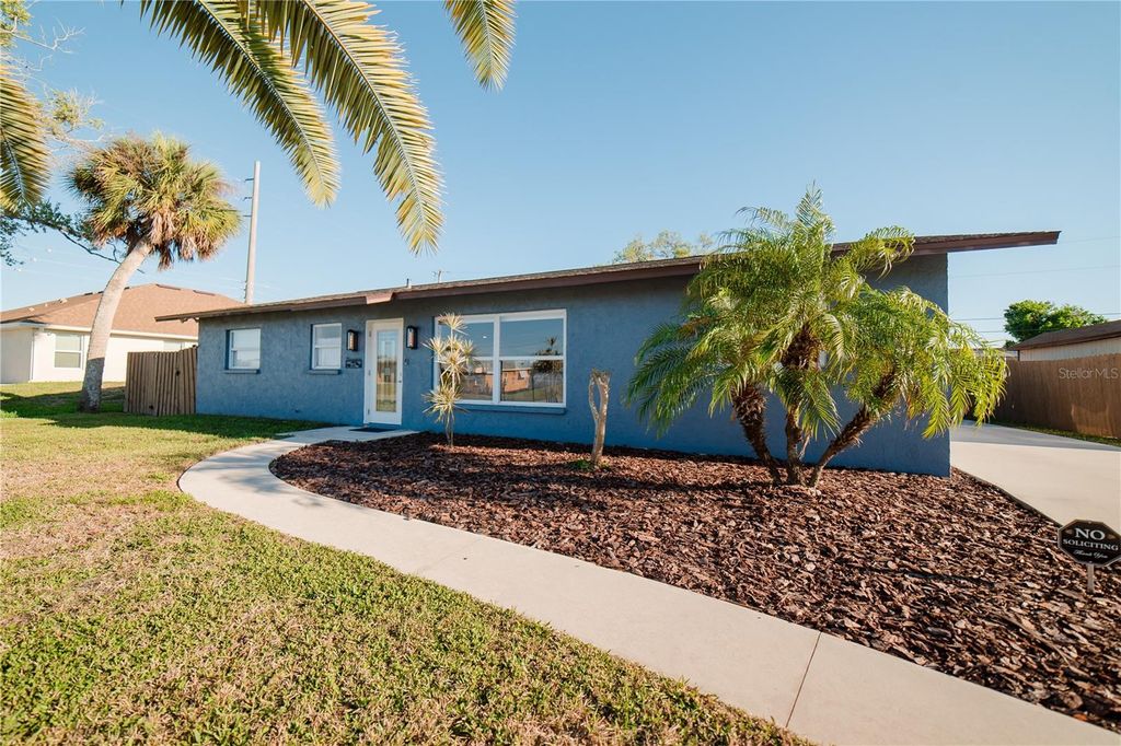 Photo of 35 Stanford Road, Venice, FL 34293 (MLS # D6146639)