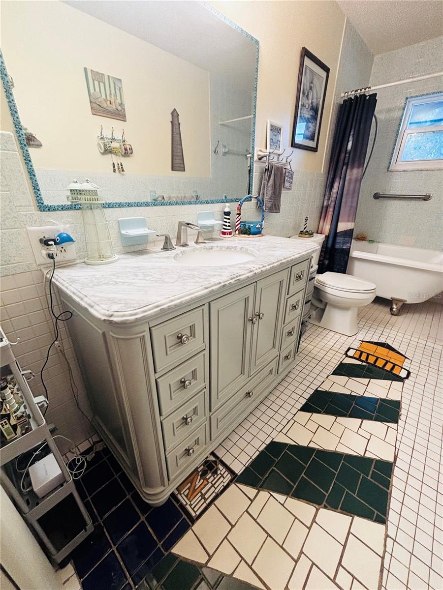 UNREC PORTIONS SE 01/4 NW 01/4 & NW 01/4 - Residential