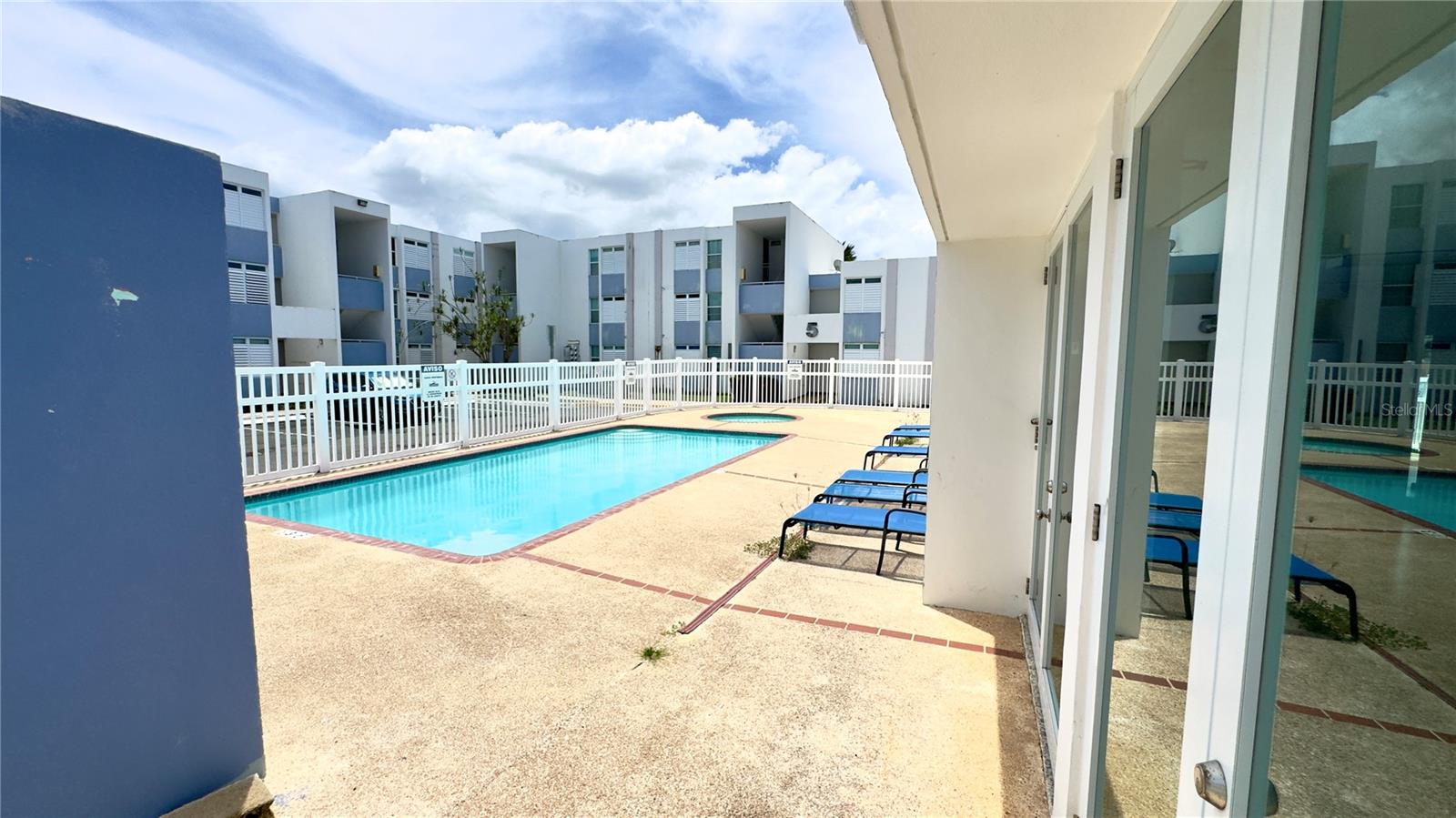 2 COND. GARDEN VIEW 4-42