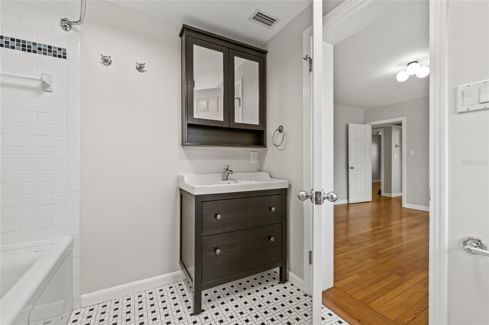 RIVERSIDE NORTH - Residential Lease