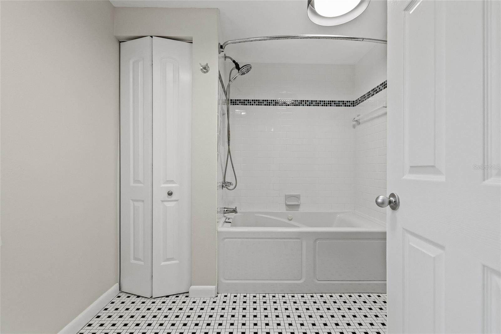 RIVERSIDE NORTH - Residential Lease