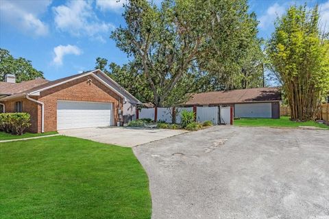 Photo of 3021 Leila Estelle Drive, Plant City, FL 33565 (MLS # A4651203) Photo of 3021 Leila Estelle Drive, Plant City, FL 33565 (MLS # A4651203)