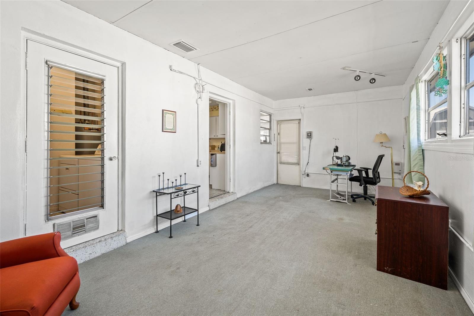 SPRING HILL UNIT 1 BLK 50 LOT 17 - Residential