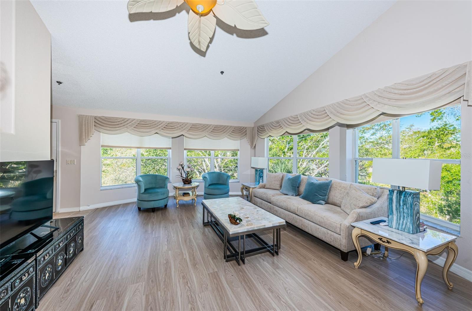 ON TOP OF THE WORLD - Residential