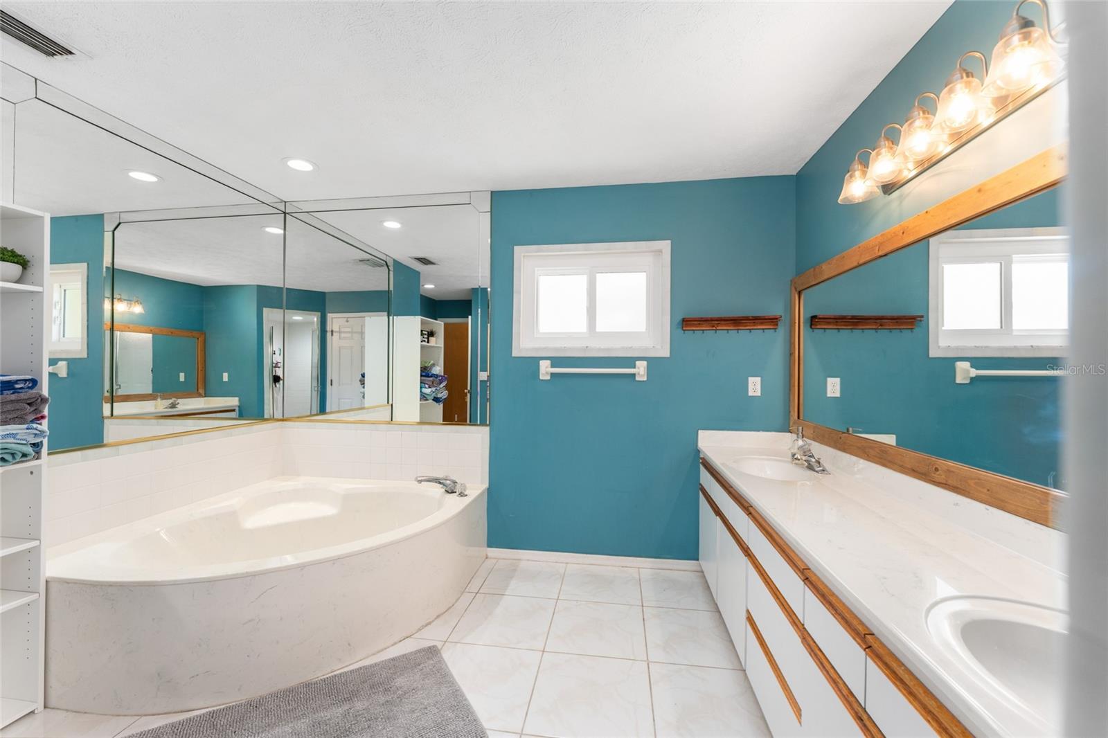 KINGS COURT - Residential