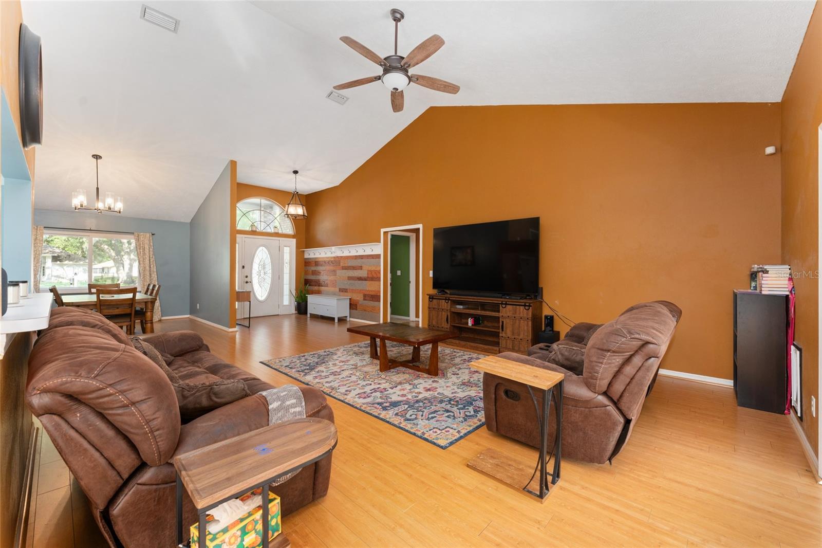 KINGS COURT - Residential