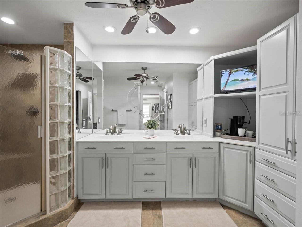 THREE PALMS POINT - Residential