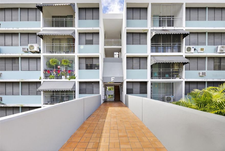 Centrally located 2-bedroom, 1-bathroom apartment with 894 sq ft of living space in the heart of San Juan. Functional layout featuring spacious living and dining areas with good natural light and well-sized bedrooms. Convenient location near Powerhouse Gym, Banco Popular, La Hacienda, shopping, dining, and major access roads. Ideal for owner-occupants or investors seeking strong rental potential. Prime urban location.

This apartment is an ideal choice for those seeking convenience and comfort. Whether you’re looking for a new home or a smart real estate investment, this is an opportunity you won’t want to miss. Make it yours today!