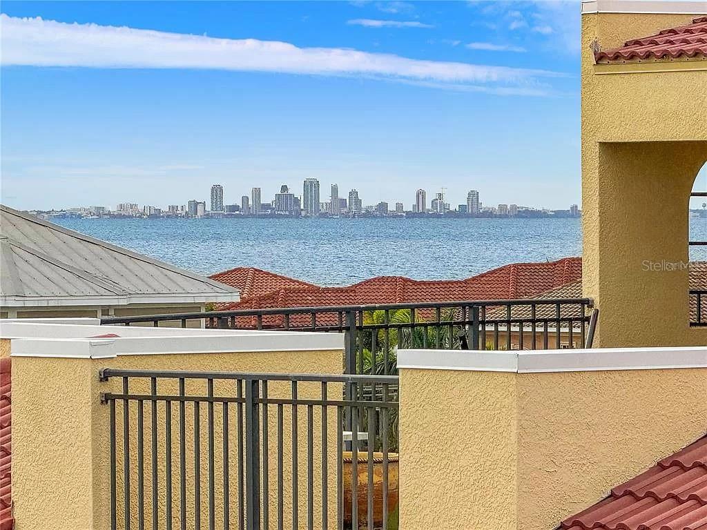 BRISA DEL MAR TWNHMS - Residential Lease