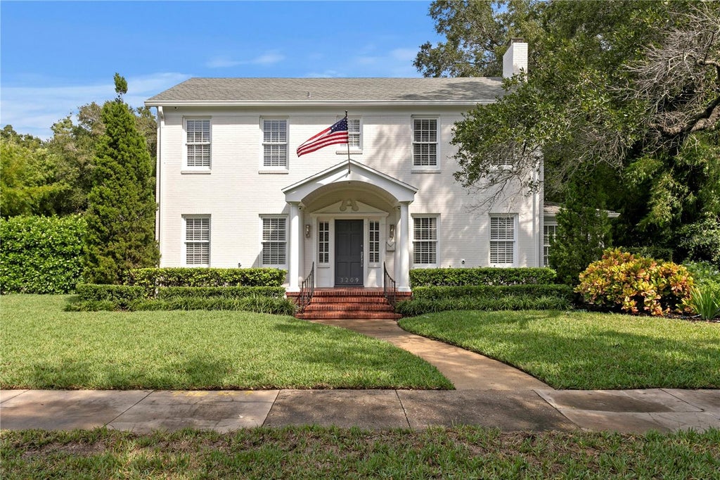 Photo of 3209 W Parkland Boulevard, Tampa, FL 33609 (MLS # TB8555233)