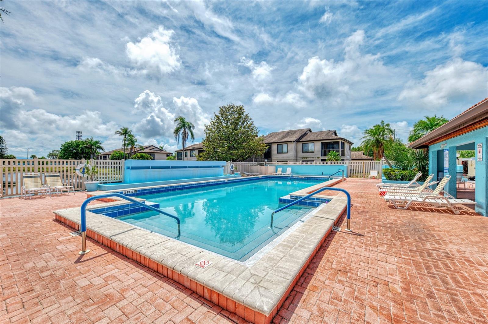 MIRROR LAKE CONDO SEC 3 - Residential