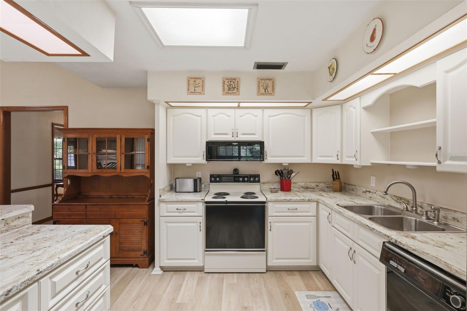 COUNTRY CLUB ESTATES - Residential