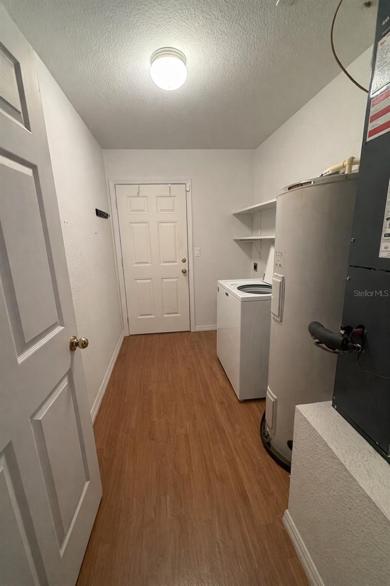 913 TROPICAL CIRCLE NW