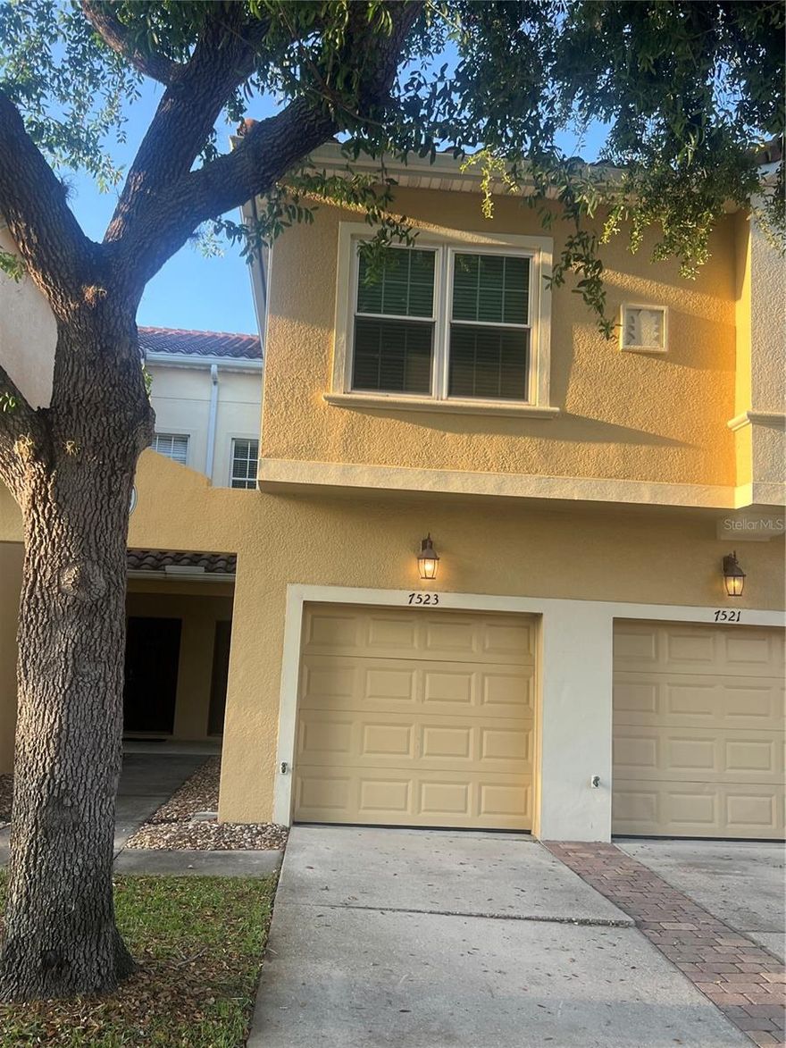 Beautiful and excellent location 3 bedroom 2 Full baths 
Convenient pedestrian access to Walmart and closet to restaurants, shopping and major attractions.