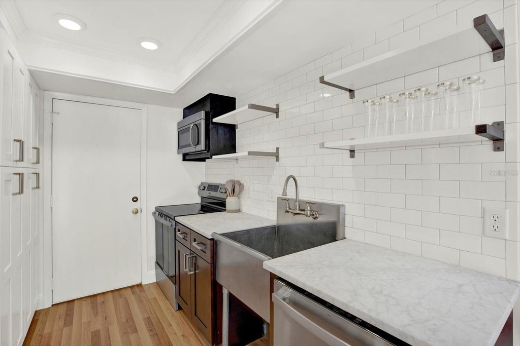 Photo of 404 Danube Avenue, Tampa, FL 33606 (MLS # TB8376109)